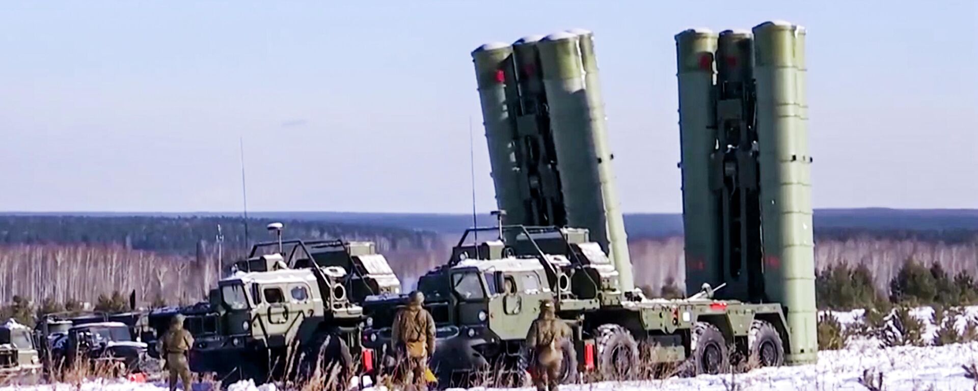 In this photo taken from video and released by the Russian Defense Ministry Press Service on Thursday, Jan. 27, 2022, Russian S-400 Triumf surface-to-air missile systems attend a military drills in Sverdlovsk region, Ural, in Russia - Sputnik भारत, 1920, 05.12.2023