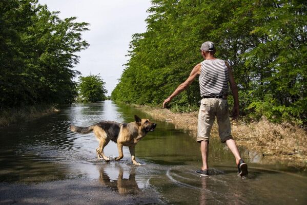कोर्सुंका गांव में कुत्ते के साथ एक आदमी - Sputnik भारत
