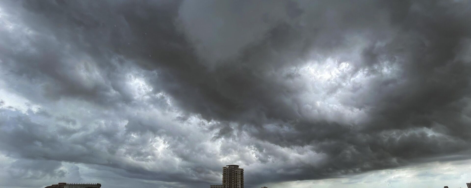 Rain clouds fill the city skyline in Kochi, southern Kerala state, India, Wednesday, June 7, 2023. - Sputnik India, 1920, 11.06.2023