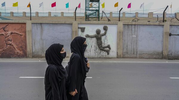 Muslim students walk outside wall of a newly renovated sports stadium ahead of G20 tourism working group meeting in Srinagar, Tuesday, May 16, 2023. - Sputnik India