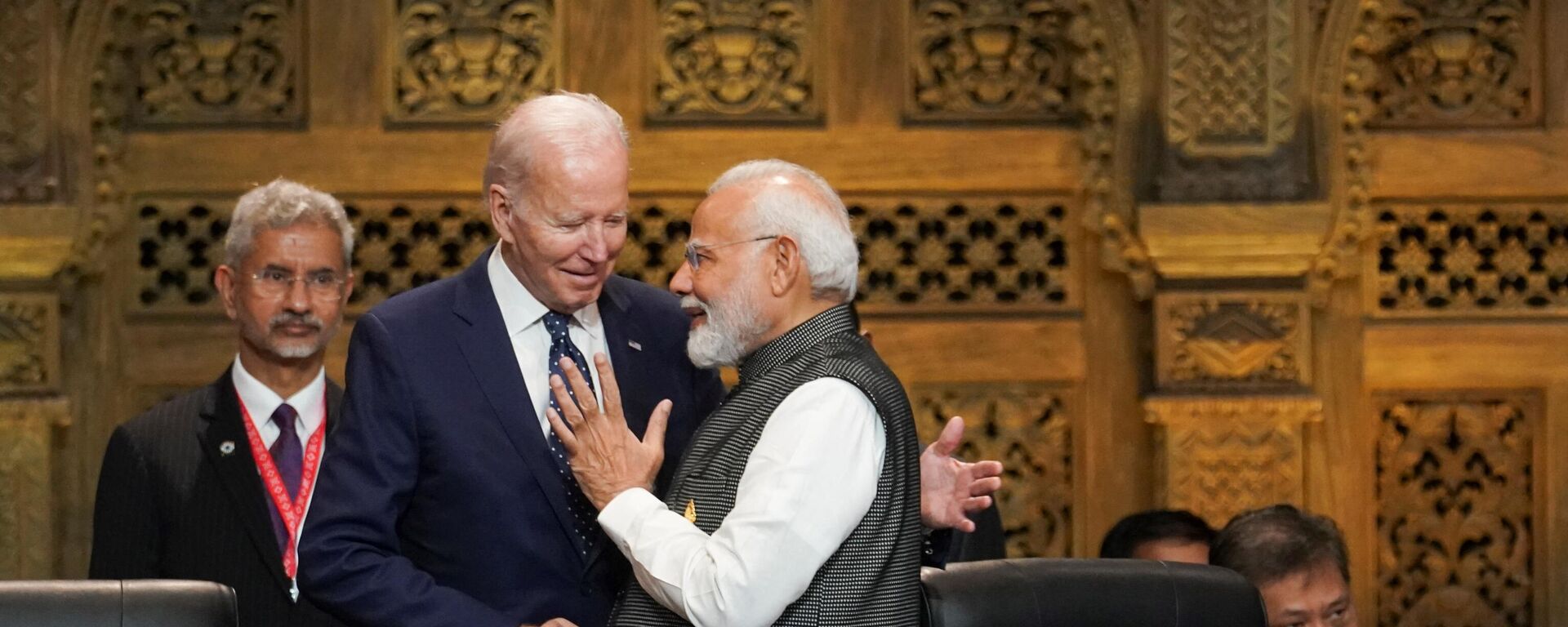 India's Prime Minister Narendra Modi (R) talks with US President Joe Biden (C) as India's Foreign Minister Subrahmanyam Jaishankar looks on during the first working session of the G20 leaders' summit in Nusa Dua, on the Indonesian resort island of Bali on November 15, 2022. - Sputnik India, 1920, 10.06.2023