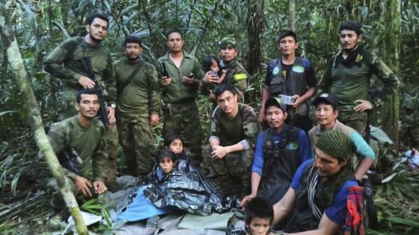 Солдаты вооруженных сил Колумбии со спасенными детьми - Sputnik भारत