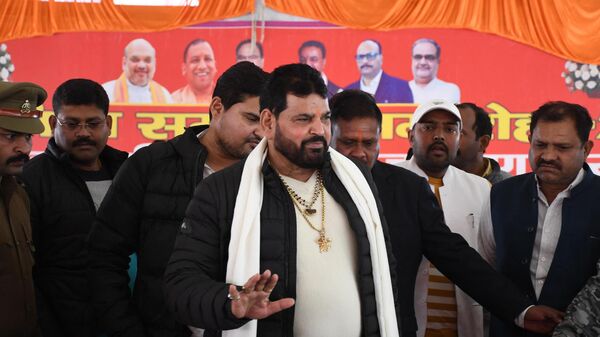 Wrestling Federation of India (WFI) president Brij Bhushan Sharan Singh (C) arrives to address a press conference in Gonda on January 20, 2023, following allegations of sexual harassment to wrestlers by members of the WFI. (Photo by AFP) - Sputnik India