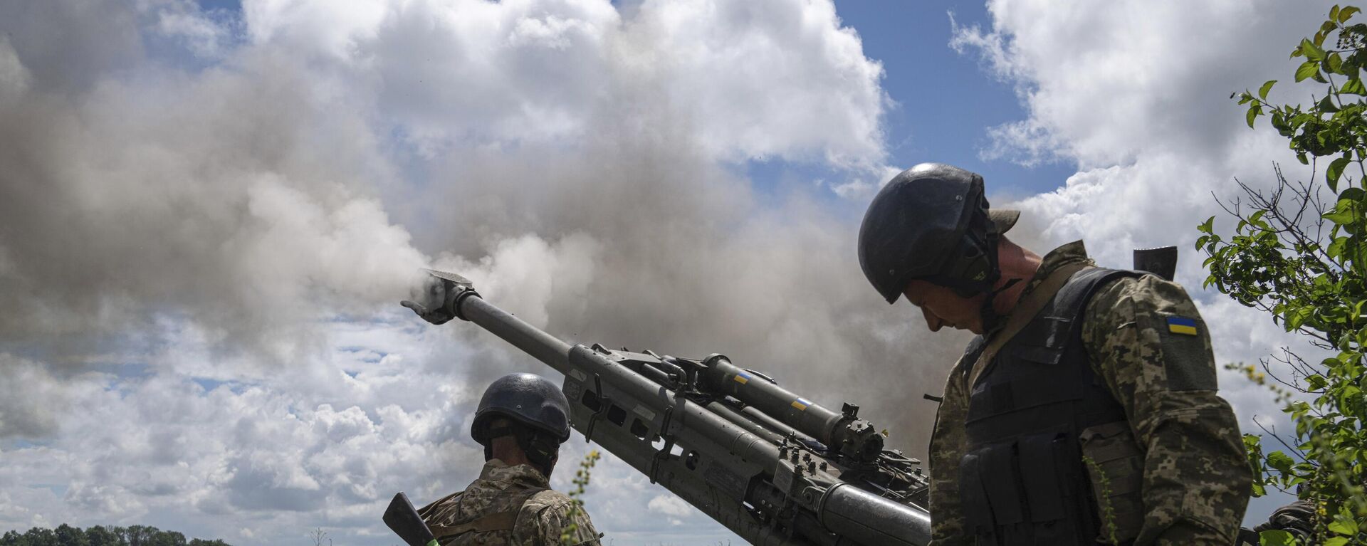 Ukrainian servicemen fire at Russian positions from a U.S.- supplied M777 howitzer in Kharkiv region, Ukraine, on Thursday, July 14, 2022. - Sputnik India, 1920, 21.06.2023