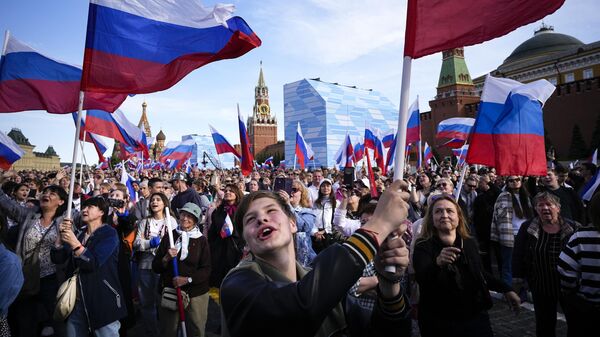 Зрители на концерте, посвященном Дню России на Красной площади в Москве - Sputnik India