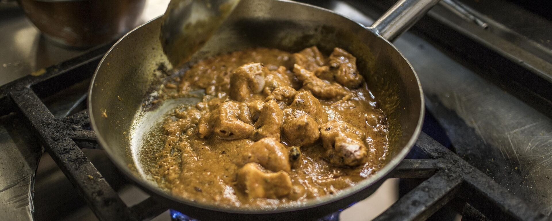 Butter Chicken cooks in a pan at the Geet Restaurant on February 20, 2018 in Pretoria. - Sputnik भारत, 1920, 13.06.2023