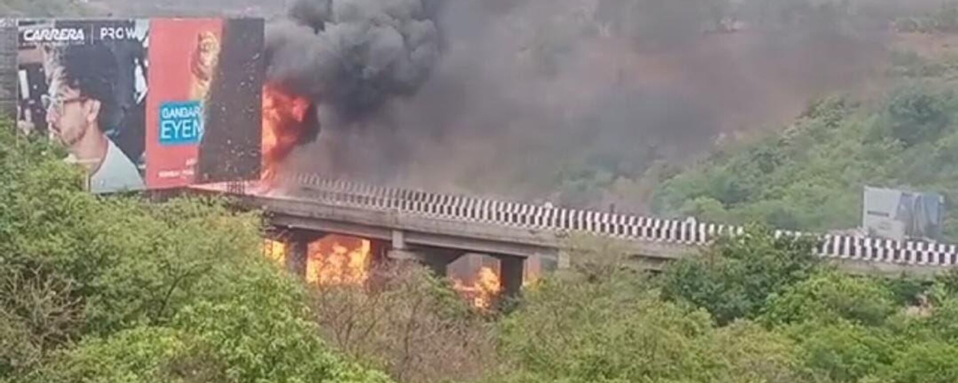 4 dead after explosion at chemical-laden tanker on Pune-Mumbai expressway - Sputnik India, 1920, 13.06.2023