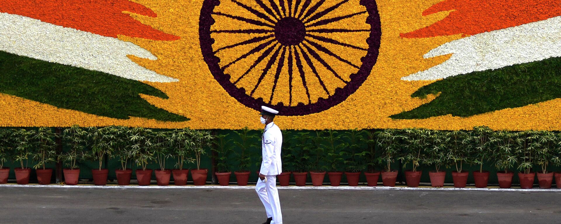 An Indian navy sailor walks past the national flag emblem during Independence Day celebrations at the historic 17th century Red Fort in New Delhi, India, Sunday, Aug. 15, 2021 - Sputnik भारत, 1920, 01.12.2023