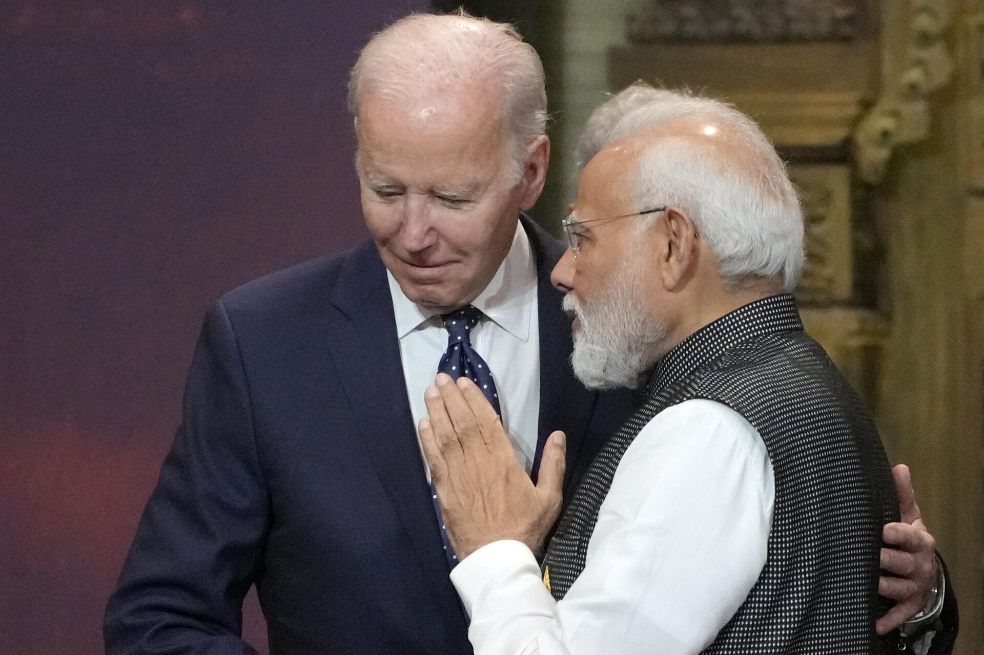 U.S. President Joe Biden, left, and India Prime Minister Narendra Modi talks during the G20 leaders summit  - Sputnik India, 1920, 09.08.2023
