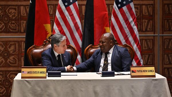 US Secretary of State Antony Blinken (L) and Papua New Guinea’s Defence Minister Win Bakri Daki shake hands after a signing security agreement at the Forum for India-Pacific Islands Cooperation at APEC Haus in Port Moresby on May 22, 2023. - Sputnik India