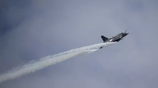 Indian Air Force's (IAF) fighter aircraft Tejas takes part in an aerial display during the Singapore Airshow 2022 at Changi Exhibition Centre in Singapore, Tuesday, Feb. 15, 2022. - Sputnik भारत