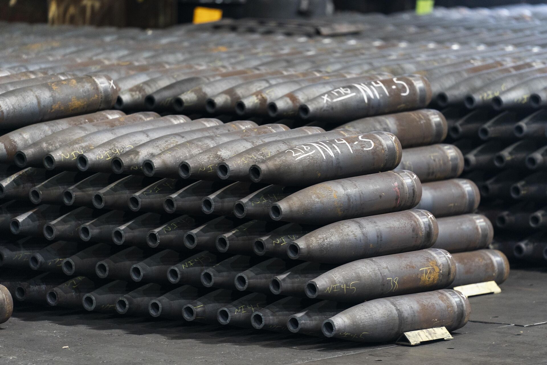 155 mm M795 artillery projectiles are stacked during manufacturing process at the Scranton Army Ammunition Plant in Scranton, Pa., Thursday, April 13, 2023. - Sputnik India, 1920, 08.08.2023
