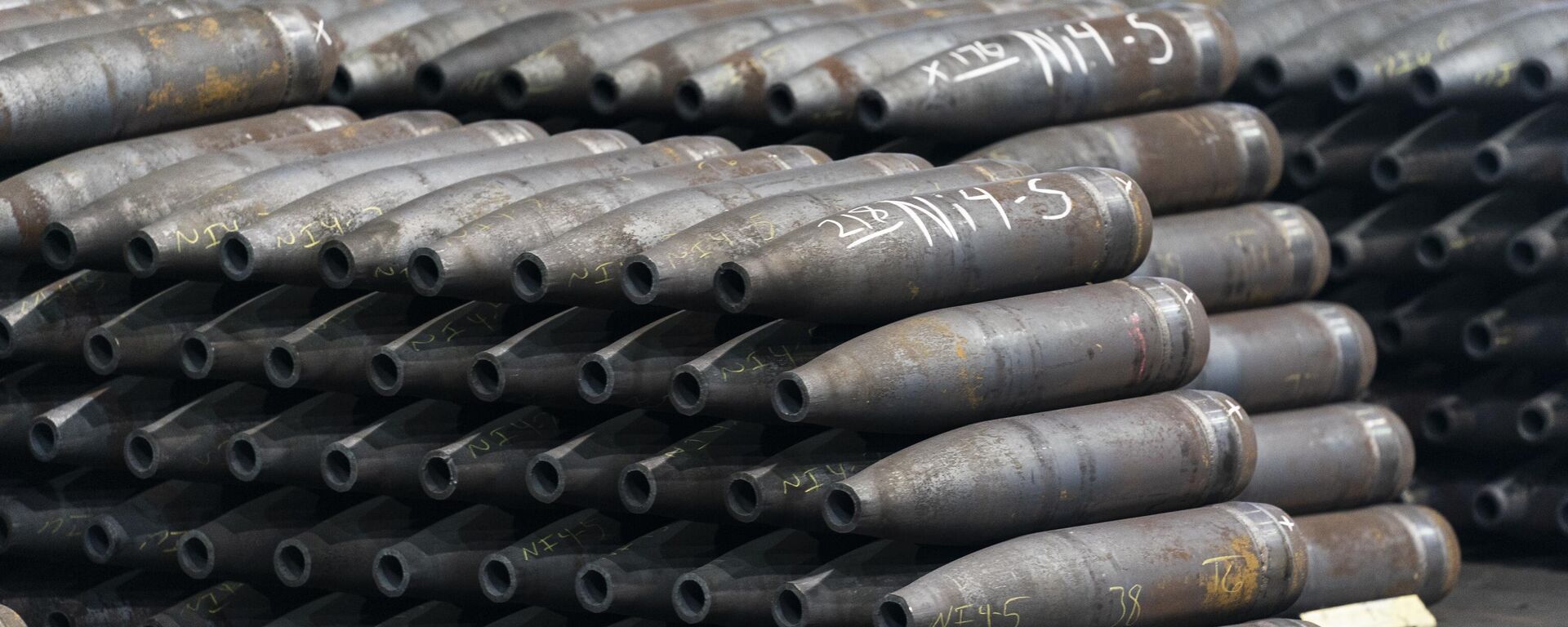 155 mm M795 artillery projectiles are stacked during manufacturing process at the Scranton Army Ammunition Plant in Scranton, Pa., Thursday, April 13, 2023. - Sputnik भारत, 1920, 24.06.2023