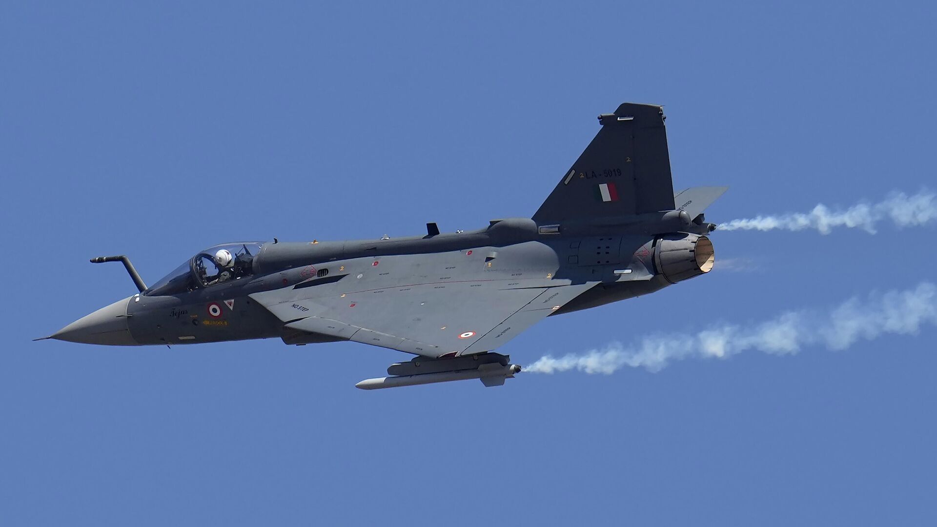 Indian Air Force's fighter aircraft Tejas performs aerobatic maneuvers on the fourth day of the Aero India 2023 at Yelahanka air base in Bengaluru, India, Thursday, Feb. 16, 2023. - Sputnik India, 1920, 09.11.2023