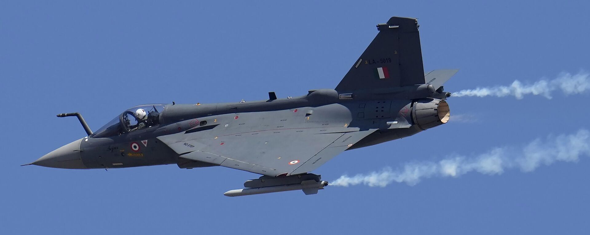 Indian Air Force's fighter aircraft Tejas performs aerobatic maneuvers on the fourth day of the Aero India 2023 at Yelahanka air base in Bengaluru, India, Thursday, Feb. 16, 2023. - Sputnik भारत, 1920, 01.09.2023