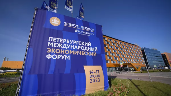 Логотип ПМЭФ-2023 у конгрессно-выставочного центра Экспофорум в преддверии Петербургского международного экономического форума - 2023 в Санкт-Петербурге - Sputnik भारत