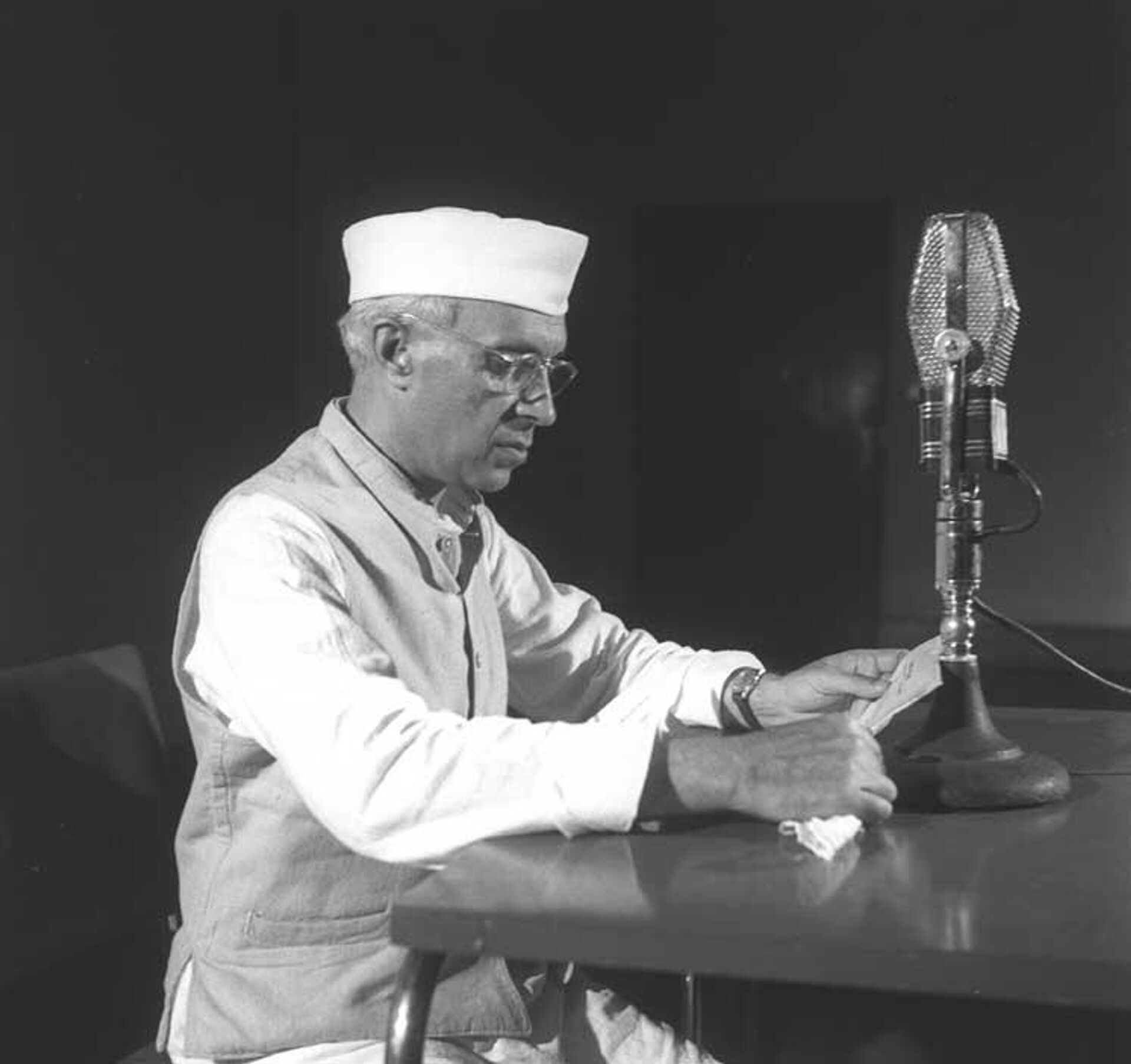 

Pandit Jawaharlal Nehru at the mike. 20.7.47

 - Sputnik भारत, 1920, 31.08.2023
