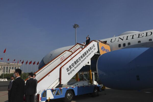 चीन के बीजिंग पहुंचने पर अमेरिकी विदेश मंत्री एंटनी ब्लिंकेन। (Photo by LEAH MILLIS / POOL / AFP) - Sputnik भारत