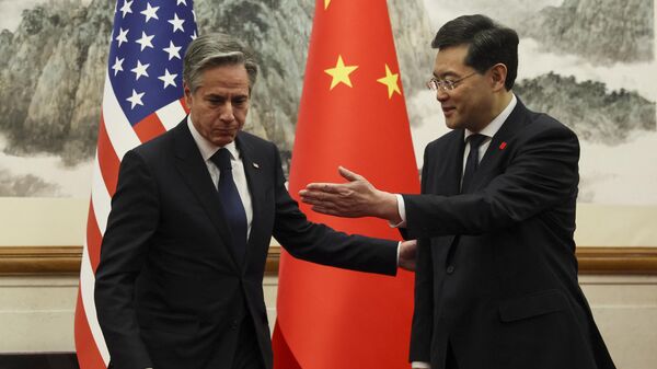 Госсекретарь США Энтони Блинкен на встрече с министром иностранных дел Китая Цинь Ганом в государственном гостевом доме Дяоюйдао в Пекине - Sputnik भारत