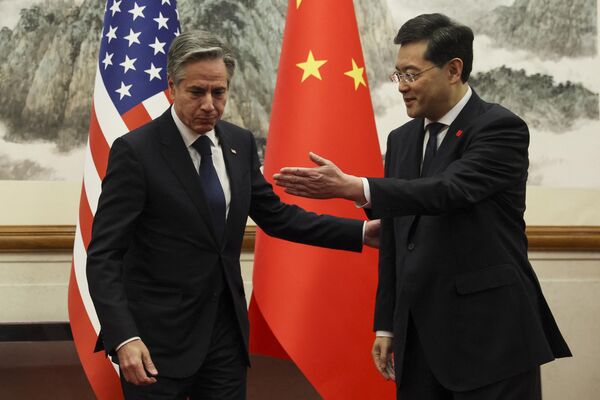 18 जून, 2023 को बीजिंग में बैठक से पहले चीन के विदेश मंत्री किन गैंग और अमेरिकी विदेश मंत्री एंटनी ब्लिंकन। (Photo by LEAH MILLIS / POOL / AFP) - Sputnik भारत