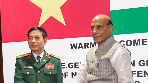 Rajnath Singh with Vietnamese Defence Minister, General Phan Van Giang in New Delhi - Sputnik India