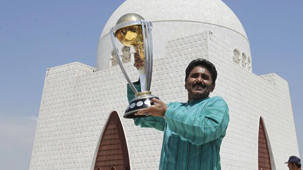 Former Pakistani cricket player Javed Miandad holds the cricket World Cup 2015 trophy in front of the monument of Mohammad Ali Jinnah, founder of Pakistan, in Karachi, Pakistan, Thursday, Sept. 18, 2014. - Sputnik India