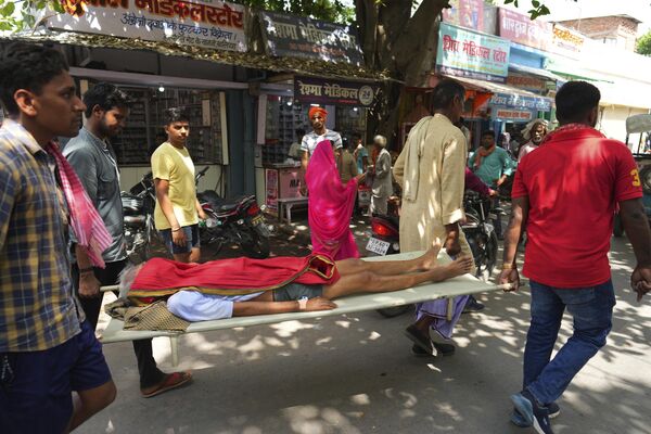 An elderly person suffering from heat related ailment is carried on a stretcher to the government district hospital in Ballia, Uttar Pradesh state, India, Monday, June 19, 2023. - Sputnik India