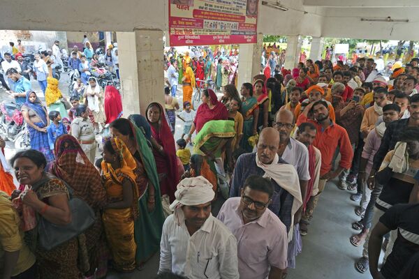 उत्तर प्रदेश के बलिया में जिला अस्पताल के बाहर पंजीकरण कराने के लिए कतार में खड़े लोग (AP Photo/Rajesh Kumar Singh) - Sputnik भारत