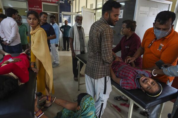 People suffering from heat related ailments crowd the district hospital in Ballia, Uttar Pradesh state, India, Tuesday, June 20, 2023. - Sputnik India