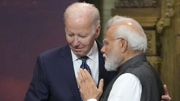 U.S. President Joe Biden, left, and India Prime Minister Narendra Modi talks during the G20 leaders summit in Nusa Dua, Bali, Indonesia, Nov. 15, 2022. - Sputnik भारत