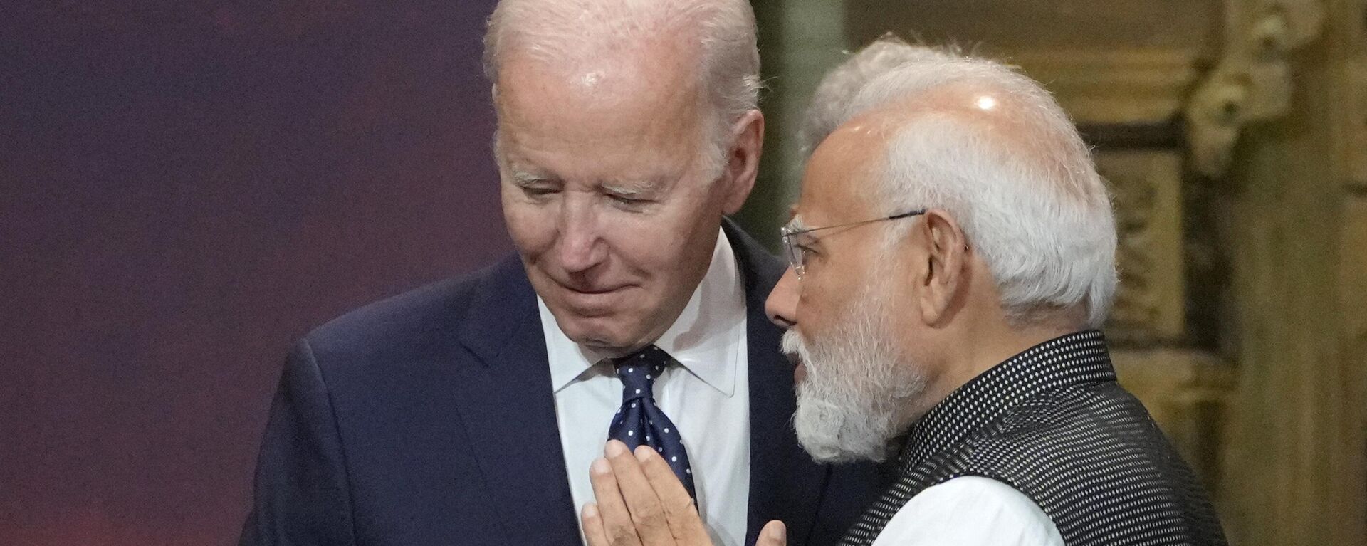 U.S. President Joe Biden, left, and India Prime Minister Narendra Modi talks during the G20 leaders summit in Nusa Dua, Bali, Indonesia, Nov. 15, 2022. - Sputnik India, 1920, 28.03.2024