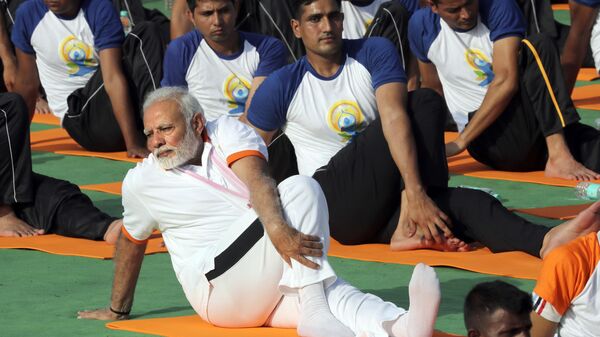 Indian Prime Minister Narendra Modi performs yoga to mark International Day of Yoga in Dehradun, India, Thursday, June 21, 2018. - Sputnik भारत