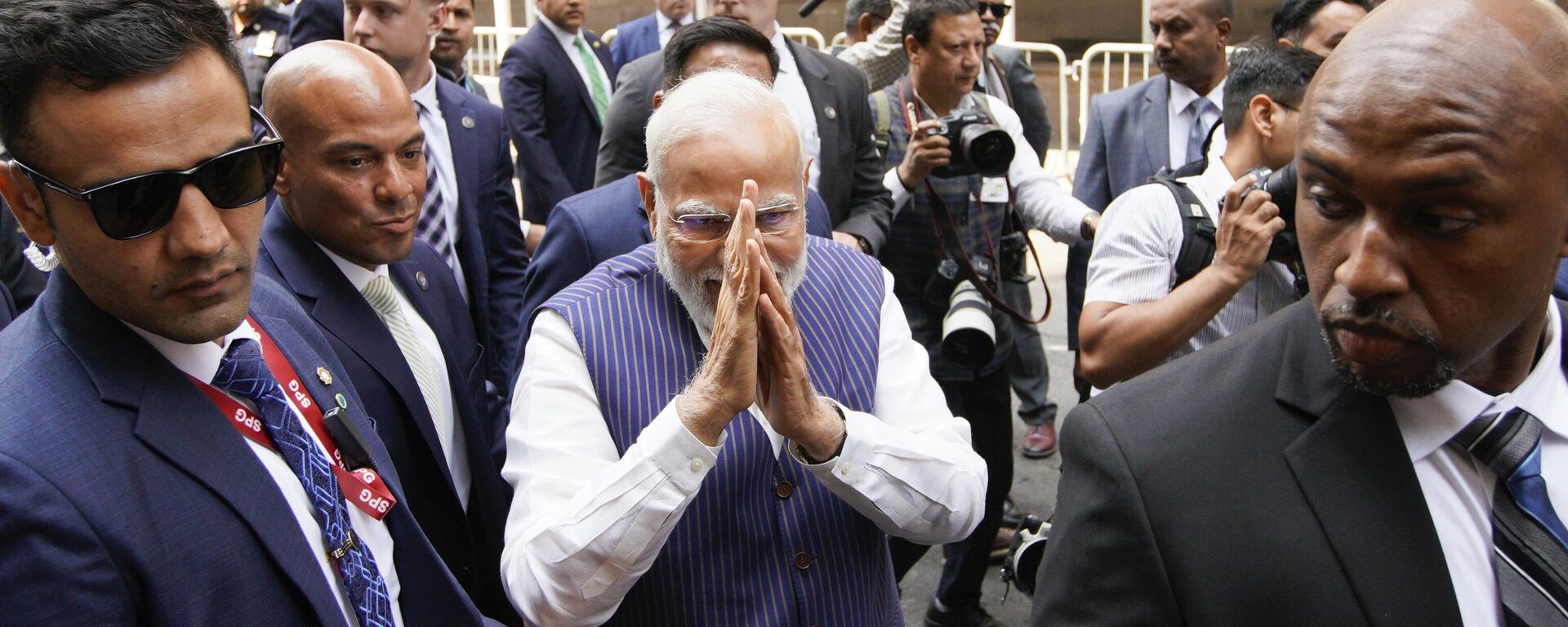 Indian Prime Minister Narendra Modi greets supporters as he arrives in New York on Tuesday, June 20, 2023. - Sputnik भारत, 1920, 21.06.2023