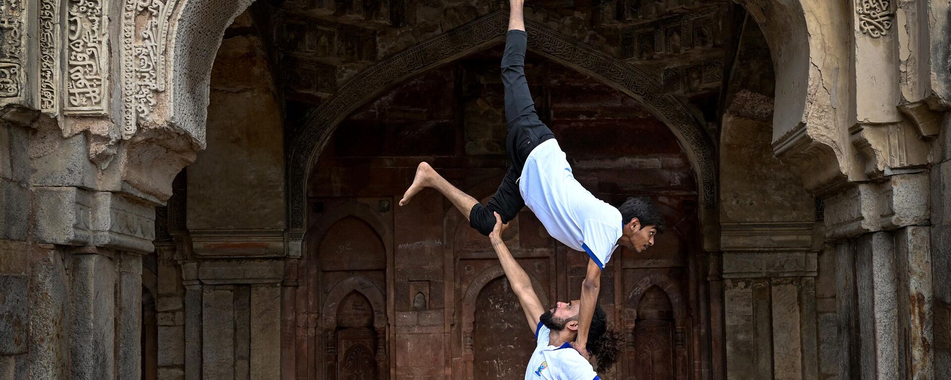 Youth enthusiasts take part in a yoga session at Lodhi gardens on International Day of Yoga, in New Delhi on June 21, 2023. - Sputnik India, 1920, 21.06.2023