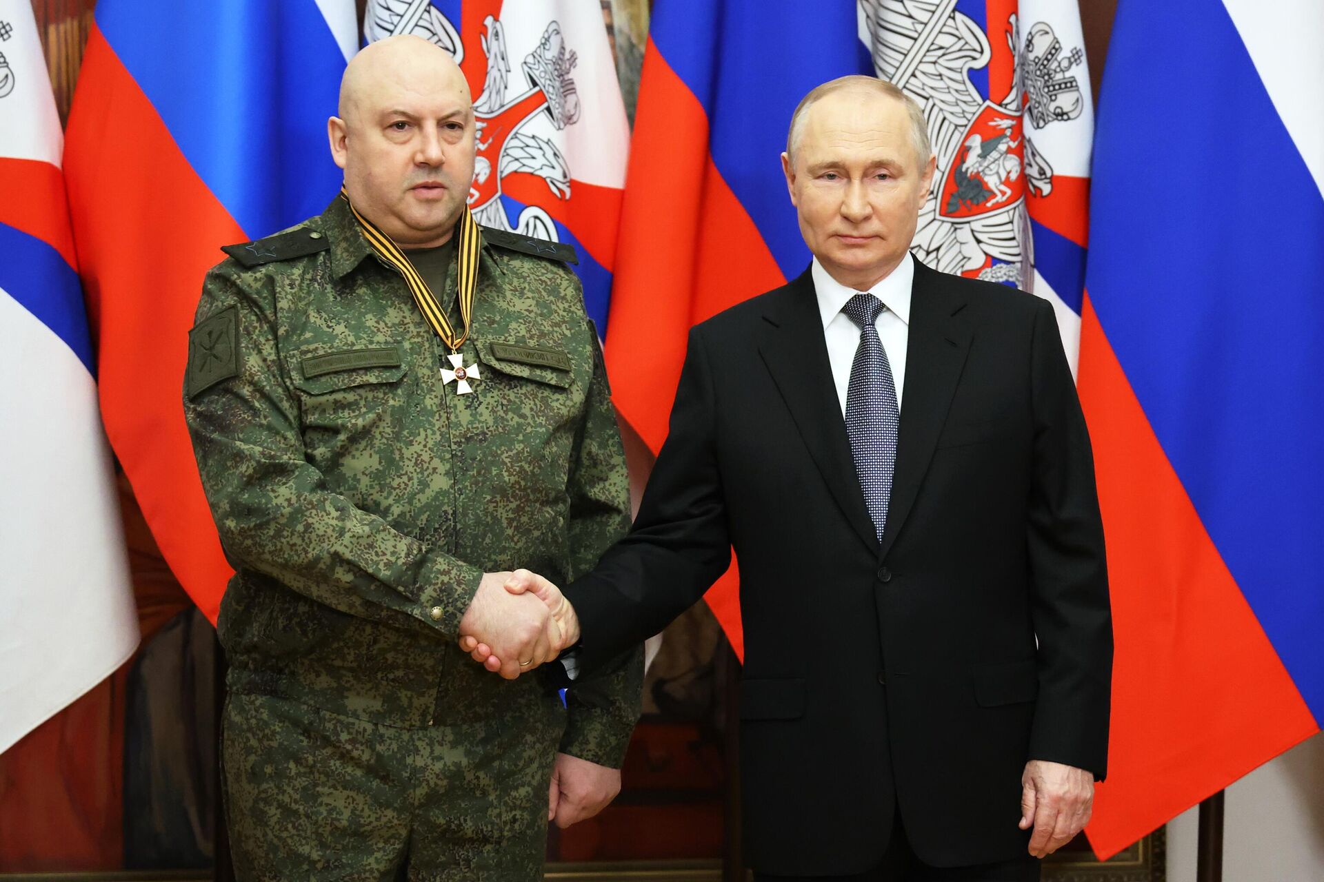 Russian President Vladimir Putin presented a state award to Sergei Surovikin, the general in charge of Russia's military operation in Ukraine. December 31, 2022 - Sputnik India, 1920, 22.06.2023
