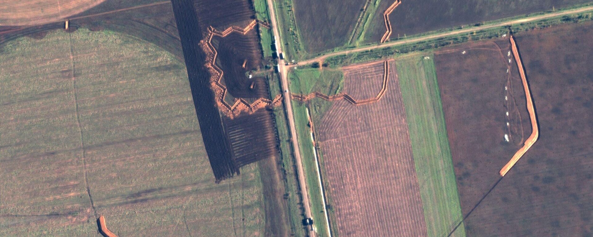 Satellite snapshot showing Russian fortifications being set up in the special operation zone, November 2022. - Sputnik India, 1920, 22.06.2023
