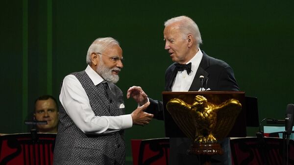 President Joe Biden talks with India's Prime Minister Narendra Modi at a State Dinner at the White House in Washington, Thursday, June 22, 2023. - Sputnik India