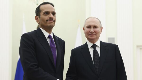 Russian President Vladimir Putin, shakes hands with Qatar's Prime Minister and Foreign Minister Mohammed bin Abdulrahman bin Jassim Al Thani - Sputnik भारत