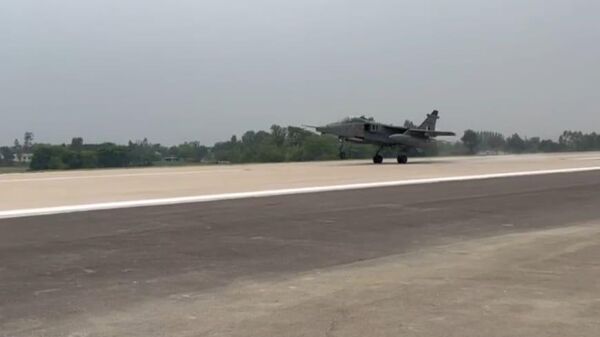 Indian Air Force (IAF) carries out emergency drills on airstrip of expressway in Uttar Pradesh state - Sputnik India