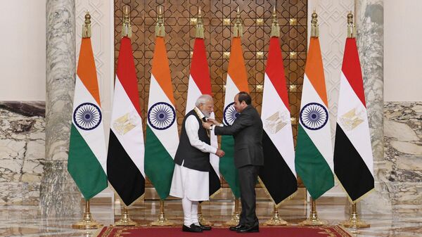 A handout picture released by the Egyptian Presidency on June 25, 2023 shows Egyptian president Abdel Fattah el-Sisi (R) granting the Order of the Nile medal to the Indian Prime Minister Narendra Modi in the capital Cairo. - Sputnik India