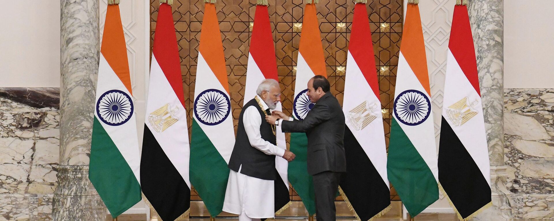 A handout picture released by the Egyptian Presidency on June 25, 2023 shows Egyptian president Abdel Fattah el-Sisi (R) granting the Order of the Nile medal to the Indian Prime Minister Narendra Modi in the capital Cairo. - Sputnik India, 1920, 25.06.2023