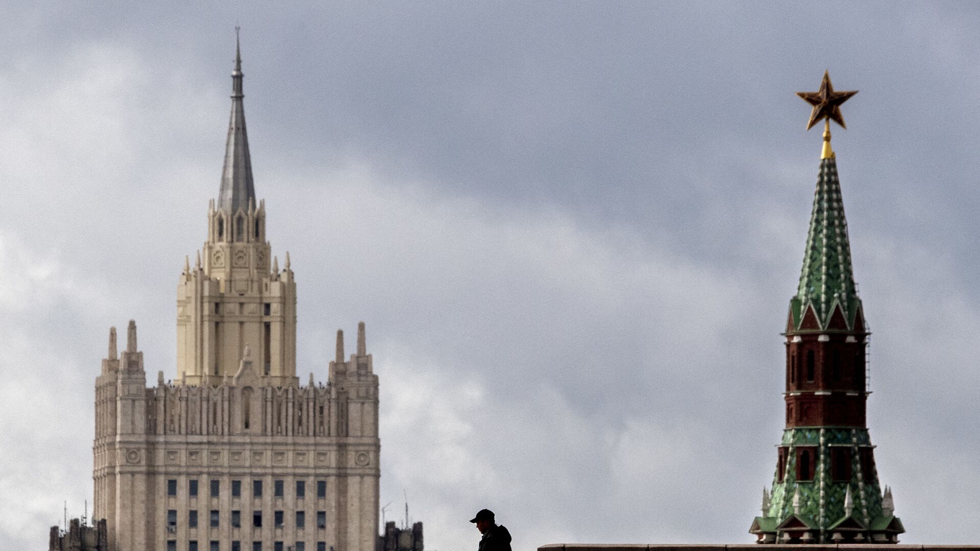 A man walks in front of a tower of the Kremlin and the Russian Foreign Ministry building in central Moscow on September 10, 2020. - Sputnik भारत, 1920, 25.10.2023