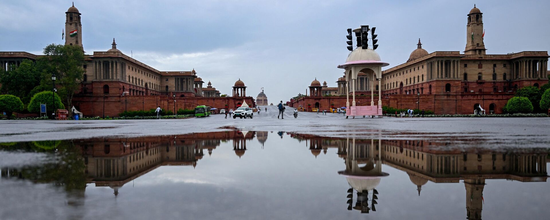 India’s Presidential palace is reflected on a puddle of water after rains in New Delhi, on June 19, 2023. - Sputnik India, 1920, 29.06.2023