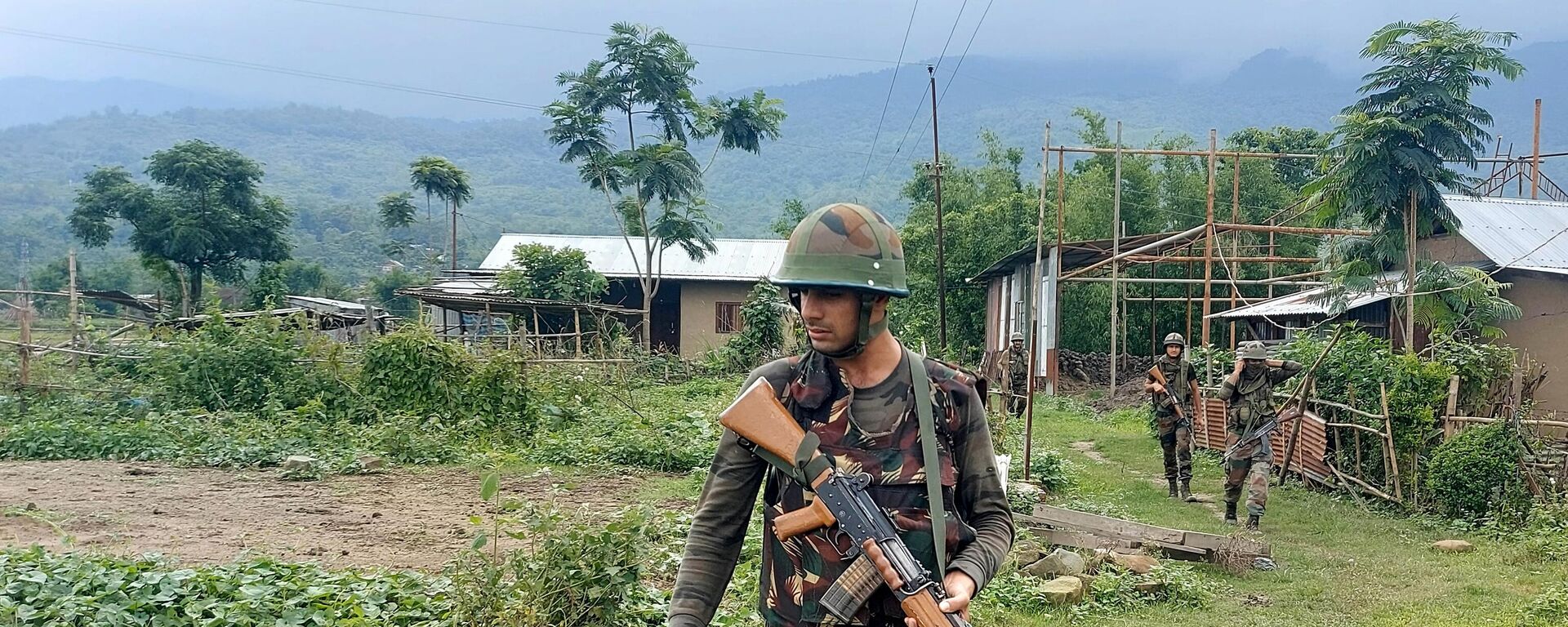 Indian Army personnel patrol during a combing operation at Kanto Sabal village near Imphal on June 20, 2023, during ongoing ethnic violence in India's north-eastern Manipur state. - Sputnik भारत, 1920, 27.06.2023