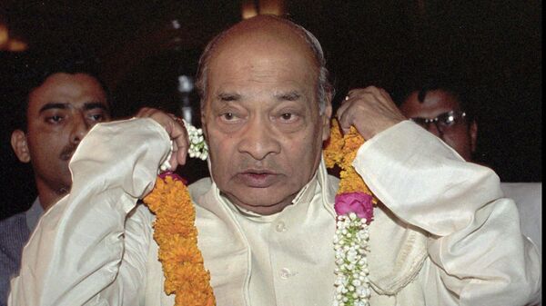 EIndian Prime Minister P.V. Narasimha Rao removes a garland of flowers after arriving at parliament where the Congress Party re-elected him party president in New Delhi Sunday, May 12, 1996 - Sputnik India