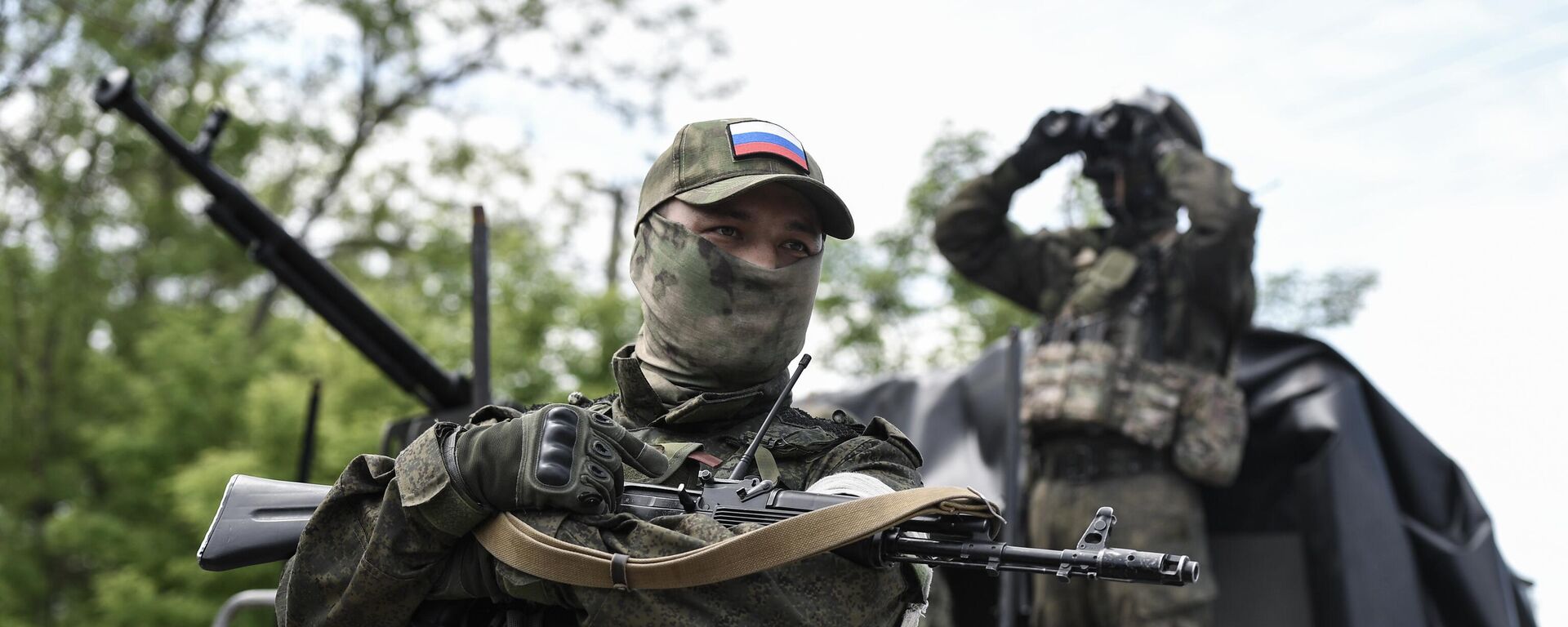 A Russian serviceman of a mobile anti-aircraft unit stands guard by a UAZ truck mounted with a DShK machine gun as he is on combat duty for repelling attacks of Ukrainian unmanned aerial vehicles in the course of Russia's military operation in Ukraine - Sputnik भारत, 1920, 20.11.2023