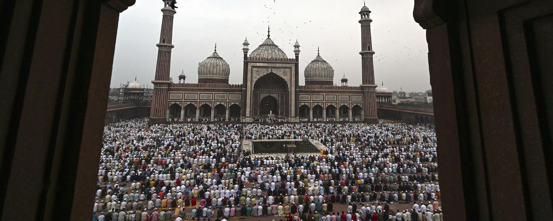 Muslim devotees offer Eid al-Adha prayers at the Jama Masjid in the old quarters of New Delhi on July 29, 2023. - Sputnik भारत, 1920, 29.06.2023