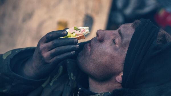 An protester eats a sandwich at the barricade on Hrushevsky Street in Kiev - Sputnik भारत