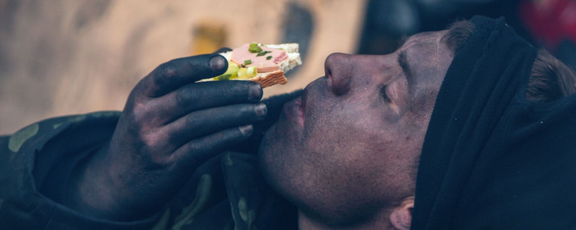 An protester eats a sandwich at the barricade on Hrushevsky Street in Kiev - Sputnik भारत, 1920, 30.06.2023