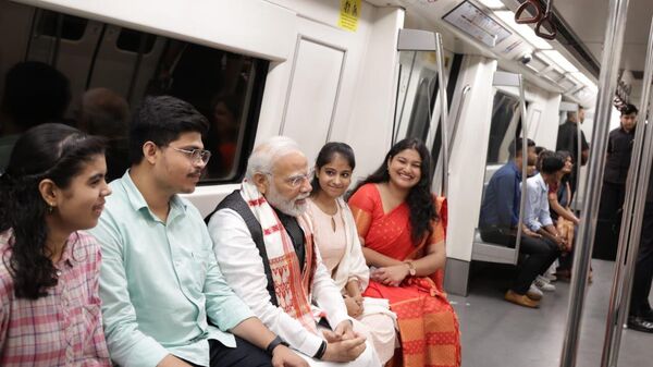 Narendra Modi traveles via Delhi Metro as a common passenger and interacted with youngsters - Sputnik India
